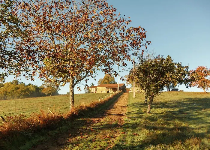 Forest Hideaway In Saint-caprais بيت للعطل