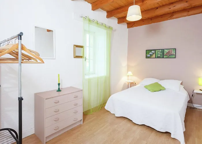 Forest Hideaway In Saint-caprais *