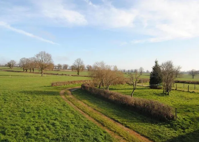 Forest Hideaway In Saint-caprais بيت للعطل